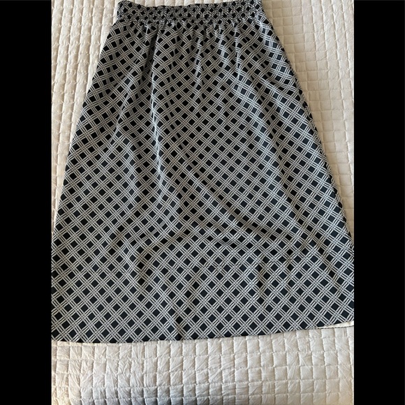 Black/white skirt - Picture 1 of 3